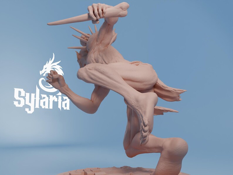 Puede incluir: Escultura de color marr&oacute;n claro de una criatura en una pose din&aacute;mica, sosteniendo un objeto con forma de hueso. La escultura tiene una corona de p&uacute;as y alas. La palabra "Sylaria" se muestra en blanco.