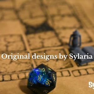 K&ouml;nnte beinhalten: Ein zwanzigseitiger W&uuml;rfel mit einem dunkelblau-gr&uuml;n glitzernden, durchscheinenden Inneren und goldfarbenen Zahlen. Der Text Original designs by Sylaria ist zentriert und ein Sylaria-Logo befindet sich unten rechts im Bild.