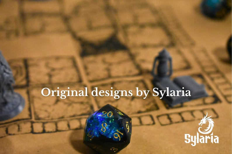 K&ouml;nnte beinhalten: Ein zwanzigseitiger W&uuml;rfel mit einem dunkelblau-gr&uuml;n glitzernden, durchscheinenden Inneren und goldfarbenen Zahlen. Der Text Original designs by Sylaria ist zentriert und ein Sylaria-Logo befindet sich unten rechts im Bild.