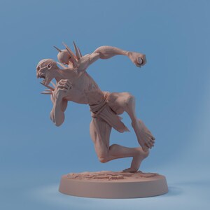 Puede incluir: Figura de color marr&oacute;n claro de una criatura con p&uacute;as y boca abierta, en pose de carrera din&aacute;mica. La figura est&aacute; sobre una base circular, sobre un fondo azul claro. Escultura de fantas&iacute;a.