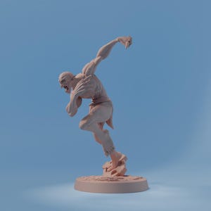 Pu&ograve; includere: Statuetta marrone chiaro di una mostruosa creatura umanoide in una posa dinamica di corsa. La figura &egrave; su una base circolare, con un aspetto dettagliato e strutturato. Lo sfondo &egrave; azzurro chiaro.