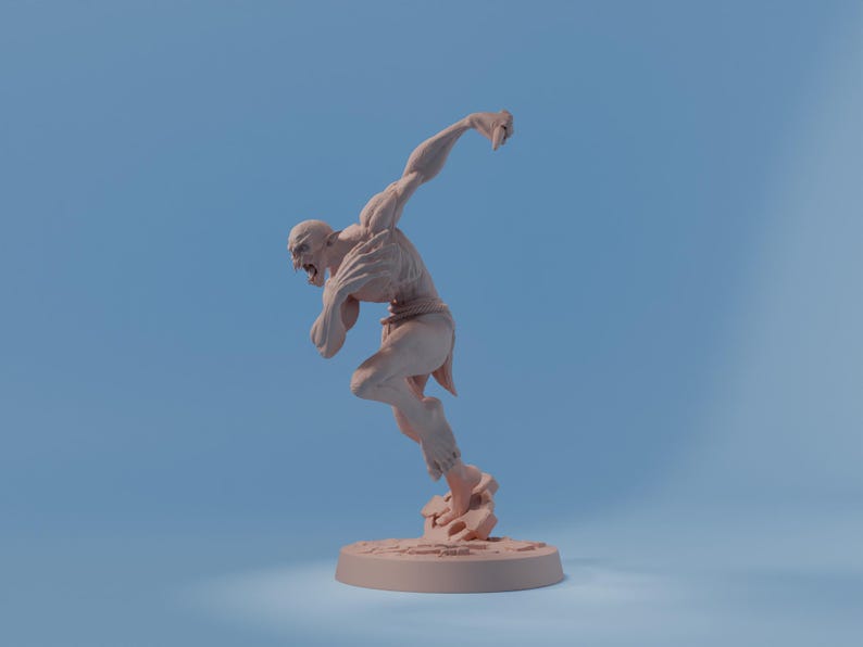 Pu&ograve; includere: Statuetta marrone chiaro di una mostruosa creatura umanoide in una posa dinamica di corsa. La figura &egrave; su una base circolare, con un aspetto dettagliato e strutturato. Lo sfondo &egrave; azzurro chiaro.