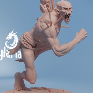 Puede incluir: Escultura de color melocot&oacute;n claro de una criatura monstruosa en una pose din&aacute;mica. La figura tiene dientes afilados, p&uacute;as y un detalle similar a una cuerda alrededor de la cintura. El logotipo de Sylaria es visible.