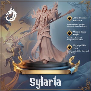 Pu&ograve; includere: Una statuetta in resina non verniciata di un personaggio in abito che tiene un bastone, con armature intricate e un mantello fluente. La statuetta &egrave; esposta su una base decorativa con la scritta "Sylaria" sottostante. L'immagine evidenzia la precisione ultra-dettagliata.