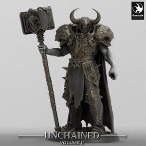 Puede incluir: Figura detallada, gris oscuro, de un guerrero con armadura completa, sosteniendo un gran martillo. El guerrero tiene un casco con cuernos y una hombrera forrada de piel. La base de la figura tiene el texto "UNCHAINED VOLUME II".
