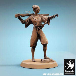 Puede incluir: Figura en miniatura marrón de una mujer con kimono que sostiene un rifle y una espada. La figura está de pie sobre una base circular. El texto "PRE-SUPPORTED STL" está en la parte inferior de la imagen.