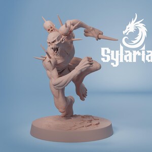 Puede incluir: Figura de color marr&oacute;n claro de una criatura monstruosa con p&uacute;as afiladas y una calavera en la espalda. La criatura est&aacute; en una pose din&aacute;mica, con una pierna levantada y los brazos extendidos. El logo de Sylaria es visible.