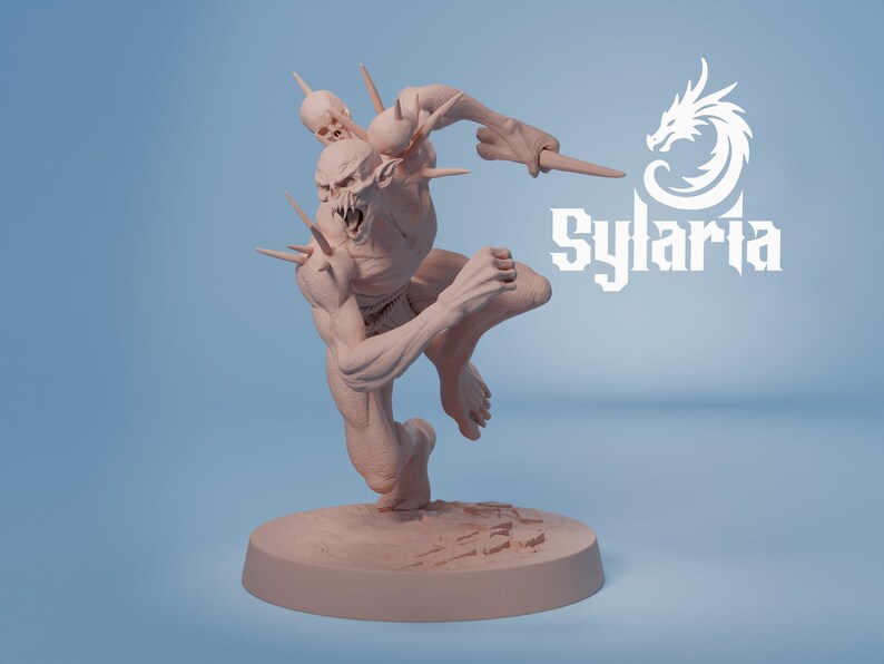 Puede incluir: Figura de color marr&oacute;n claro de una criatura monstruosa con p&uacute;as afiladas y una calavera en la espalda. La criatura est&aacute; en una pose din&aacute;mica, con una pierna levantada y los brazos extendidos. El logo de Sylaria es visible.