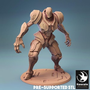 Puede incluir: Figura de robot futurista de color marrón claro con blindaje detallado. El robot está de pie sobre una base circular. El texto "PRE-SUPPORTED STL" es visible en la parte inferior de la imagen.