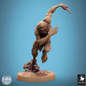 Pu&ograve; includere: Statuetta marrone di una creatura mostruosa in posa dinamica, con denti e artigli affilati. La statuetta &egrave; su una base circolare con la scritta "BROKEN BLOOD" e un logo. Lo sfondo &egrave; blu.