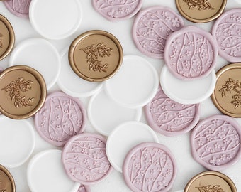Peut inclure: Assortiment de sceaux de cire ronds en blanc, or et rose avec des motifs floraux et de branches.