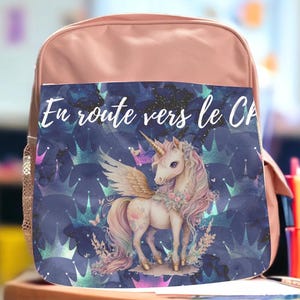 Cartable licorne majestueuse sur fond d'écailles de sirène personnalisé au prénom de l'enfant, sac à dos maternelle et CP, 38x28x8cm