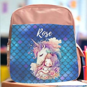 Cartable licorne et petite fille sur fond d'écailles de sirène personnalisé au prénom de l'enfant, sac à dos maternelle et CP, 38x28x8cm