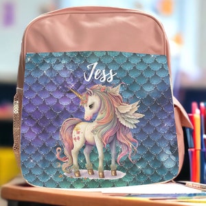 Cartable licorne personnalisé au prénom de l'enfant sur fond rouge à pois, sac à dos Cours préparatoire, 38x28x8cm, anses et dos rembourrées