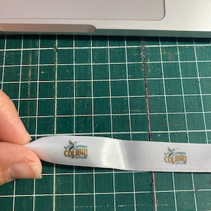 Ruban satin personnalisé allergies alimentaires,logo,marque,composition. Idéal en bracelet, à coudre sur un vêtement, nouer au cartable...