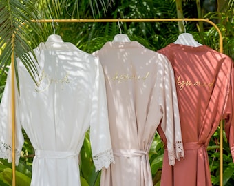 Bridesmaid Satin Robe: Personalized Wedding Party Gift