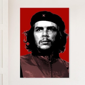 以下が含まれることがあります： 赤い背景に、長い髪の男性が赤い星の付いた黒いベレー帽をかぶっているポップアートスタイルの肖像画。肖像画は黒、白、赤の色調を使用し、印象的なコントラストを生み出しています。