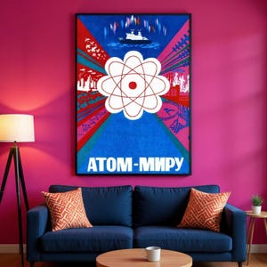 Può includere: Un poster vintage incorniciato con un design audace. Il poster presenta un grande simbolo di atomo bianco su uno sfondo blu, con linee rosse e blu radianti. Il testo "ATOM-MИРУ" è in basso. Il poster è appeso sopra un divano blu con cuscini arancioni.