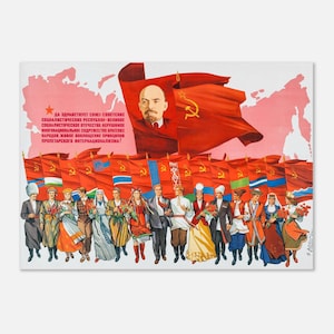 Op de afbeelding: Een vintage Sovjet-propagandaposter met een grote rode vlag met een portret van Lenin en de hamer en sikkel. Een groep mensen in traditionele klederdracht staat voor een rij rode vlaggen. De Russische tekst luidt: "Lang leve de Unie van Socialistische Sovjetrepublieken."