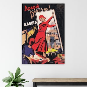 Puede incluir: Cartel de propaganda soviético vintage que muestra a una mujer con un vestido rojo sosteniendo un espejo. El espejo refleja un paisaje urbano moderno. El cartel tiene texto en ruso y una escena de la vida doméstica.