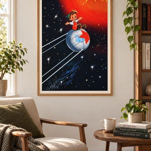 Puede incluir: Una lámina enmarcada con una ilustración de estilo vintage de un niño de pelo castaño con peto rojo y gorra verde, sentado sobre un satélite metálico plateado con una estrella roja, sobre un fondo de espacio oscuro con estrellas.