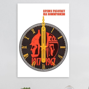 Puede incluir: Un póster vintage con un diseño de reloj. La esfera del reloj es negra con manecillas doradas y números romanos. Dos siluetas rojas de personas aparecen en la esfera del reloj. El texto en la parte superior dice "ВРЕМЯ РАБОТАЕТ НА КОММУНИЗМ" en rojo.