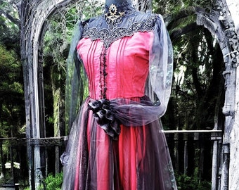 Abito lungo gotico in taffetà rosso scuro e tulle nero