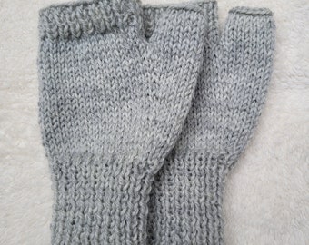 Gray mittens in 100% wool
