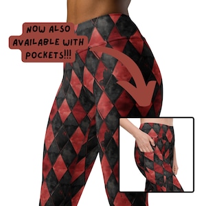 Pode incluir: Leggings vermelhas e pretas com padrão de losangos e um bolso lateral. O texto "NOW ALSO AVAILABLE WITH POCKETS!!!" está escrito na imagem.