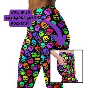 Peut inclure: Leggings noirs avec un motif de crânes colorés. Les leggings ont des poches. "NOW ALSO AVAILABLE WITH POCKETS!!!" est écrit sur l'image.