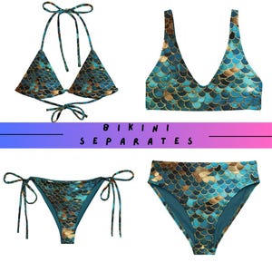 Peut inclure: Ensemble de quatre séparations de bikini. Les hauts et les bas présentent un motif d'écailles turquoise, dorées et marron. Les styles de hauts comprennent un haut triangle à liens et un haut encolure en V. Les bas comprennent un modèle à nouer sur les côtés et un modèle taille haute. Le texte "BIKINI SEPARATES" est affiché.