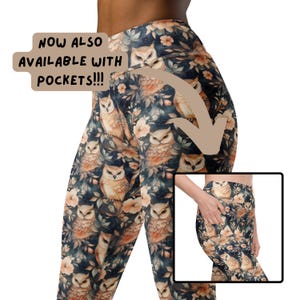 Könnte beinhalten: Schwarze Leggings mit einem Muster aus Eulen und Blumen. Die Leggings haben Taschen. Der Text "NOW ALSO AVAILABLE WITH POCKETS!!!" ist auf dem Bild zu sehen.