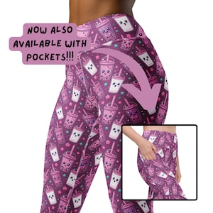 Könnte beinhalten: Lila Leggings mit einem sich wiederholenden Muster aus lächelnden Boba-Tee-Tassen, Sternen und kleinen Tassen. Die Leggings haben eine hohe Taille und sind mit Taschen erhältlich. Der Text auf dem Bild lautet "NOW ALSO AVAILABLE WITH POCKETS!!!".