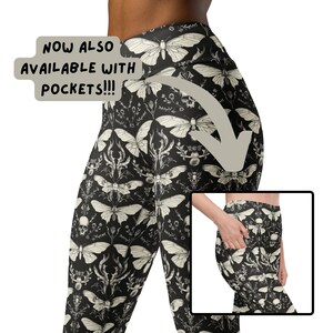 Peut inclure: Leggings noirs avec un motif d'insectes et de fleurs blancs. Les leggings ont des poches sur les côtés. "NOW ALSO AVAILABLE WITH POCKETS!!!" est écrit sur l'image.