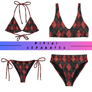 Könnte beinhalten: Ein Set aus Bikini-Separates mit einem rot-schwarzen Rautenmuster. Das Bild zeigt ein Triangel-Top mit Bindebändern, ein Oberteil mit Rundhalsausschnitt und zwei verschiedene Unterteile. Der Text "BIKINI SEPARATES" ist zu sehen.