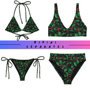 Könnte beinhalten: Ein zweiteiliger Bikini mit einem Muster aus Stechpalmenblättern und roten Beeren auf dunklem Grün. Das Set umfasst ein Triangel-Top, ein V-Ausschnitt-Top und zwei verschiedene Höschen. Der Text "BIKINI SEPARATES" ist mittig platziert.