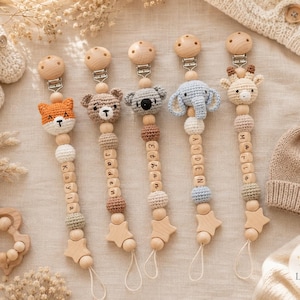 Puede incluir: Cinco clips para chupete personalizados con cabezas de animales de ganchillo, incluyendo un zorro, un oso, un koala, un elefante y una jirafa. Cada clip tiene cuentas de madera, algunas con los nombres grabados Kayia, Jaden, Ethan, Ayden y Merle.