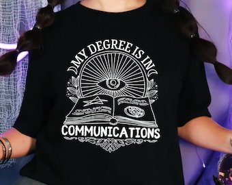 Camisa de Halloween, meu diploma é em comunicações, camisa gótica, camisa de bruxa, camisa engraçada de Halloween, roupa gótica, camisa assustadora
