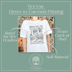 Pode incluir: Camiseta branca com um design gr&aacute;fico preto de estantes e o texto "I have no shelf control". A camiseta &eacute; classificada para 50 lavagens ou mais e &eacute; feita de um material macio.