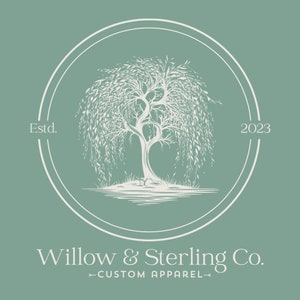 Pode incluir: Uma ilustra&ccedil;&atilde;o de uma &aacute;rvore de salgueiro branco dentro de um c&iacute;rculo branco com o texto "Estd. 2023" e as palavras "Willow & Sterling Co. CUSTOM APPAREL" abaixo do c&iacute;rculo.