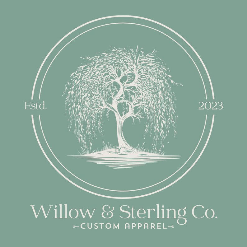 Pode incluir: Uma ilustra&ccedil;&atilde;o de uma &aacute;rvore de salgueiro branco dentro de um c&iacute;rculo branco com o texto "Estd. 2023" e as palavras "Willow & Sterling Co. CUSTOM APPAREL" abaixo do c&iacute;rculo.