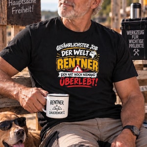 Könnte beinhalten: Ein schwarzes T-Shirt mit weißem, gelbem und rotem Text GEFÄHRLICHSTER JOB DER WELT RENTNER DEN HAT NOCH NIEMAND ÜBERLEBT! sowie ein weißer Emaillebecher mit dem Text RENTNER IM DAUEREINSATZ und einer Berggrafik.