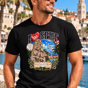 Könnte beinhalten: Ein schwarzes Kurzarm-T-Shirt mit einem Grafikdruck des Glockenturms von Split in Kroatien. Das Design enthält den Text I Heart Split, Dalmatia Croatia Adriatic Vibes sowie die lateinischen Phrasen Spalatum und Semper in Corde.