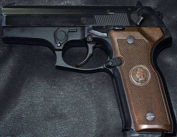 Beretta 92FS,92A1,M9,96 Pistol grips large pearl skull on black