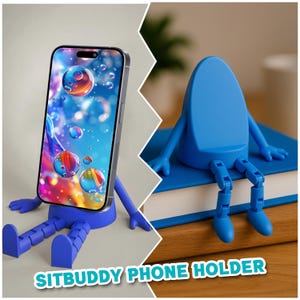 Könnte beinhalten: Blauer Telefonhalter in Form einer Figur mit beweglichen Beinen und Armen, die ein Smartphone hält. Das Telefon zeigt ein farbenfrohes Hintergrundbild mit Blasen. Der Text "SITBUDDY PHONE HOLDER" befindet sich unten.