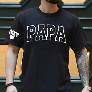 Komfort Farben Benutzerdefinierte Papa PAPA POPPY Shirt mit Kindername auf dem Ärmel, personalisiertes Papa Shirt, neues Papa Geschenk für Papa, Geschenke für Papa, Vatertag