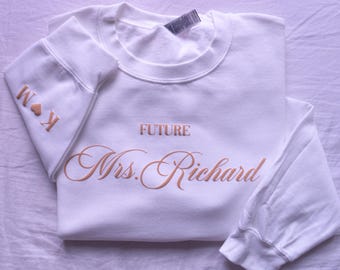 Kundenspezifisches EMBOSSED Verlobungsgeschenk für zukünftige mrs Sweatshirt neue Frau Sweatshirt Braut, zum Geschenk Braut Sweatshirt Braut Sweatshirt Geschenkideen zu sein