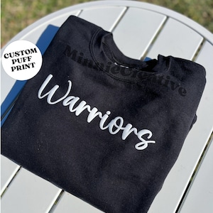 Sudadera con nombre de equipo personalizado con estampado de hojaldre, camisa de sudadera con mascota de la escuela, regalo para mamá, idea de regalo de Navidad, sudadera con espíritu escolar en relieve