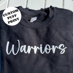 Sudadera con nombre de equipo personalizado con estampado de hojaldre, camisa de sudadera con mascota de la escuela, regalo para mamá, idea de regalo de Navidad, sudadera con espíritu escolar en relieve