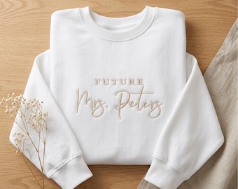 Bluza z haftowanym nazwiskiem "Przyszła Pani", niestandardowy okrągły dekolt, spersonalizowany prezent dla panny młodej, bluza zaręczynowa, koszulka z nazwiskiem "Przyszła Pani"